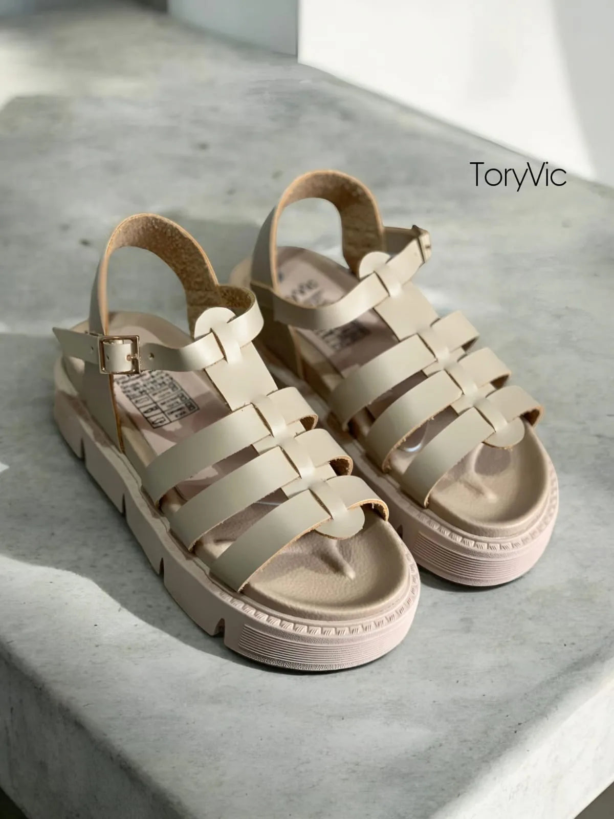 tenis, botines, sandalias y zapatos para mujer en colombia.Greta arena