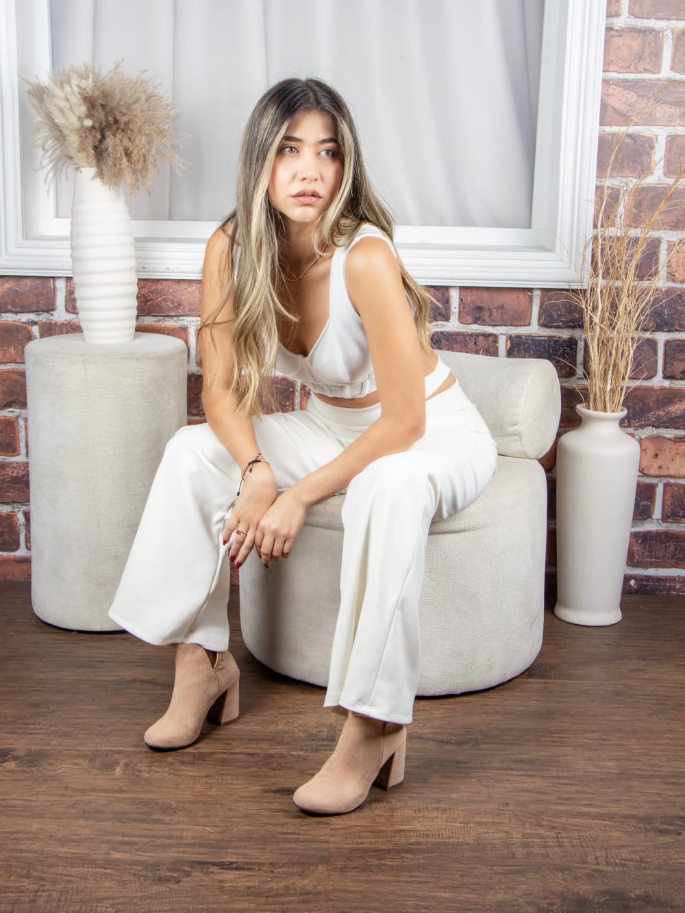 tenis_botines_sandalias_y_zapatos_para_mujer_en_colombia._barcelona_beige15