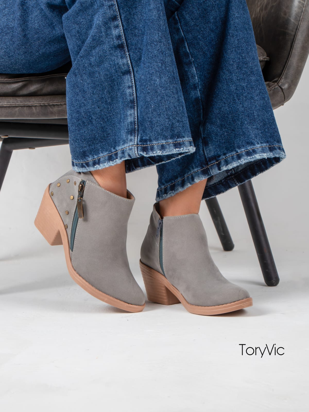 tenis, botines, zapatos y sandalias para mujer de toryvic. Hacemos envíos y domicilio a todo Colombia texas gris